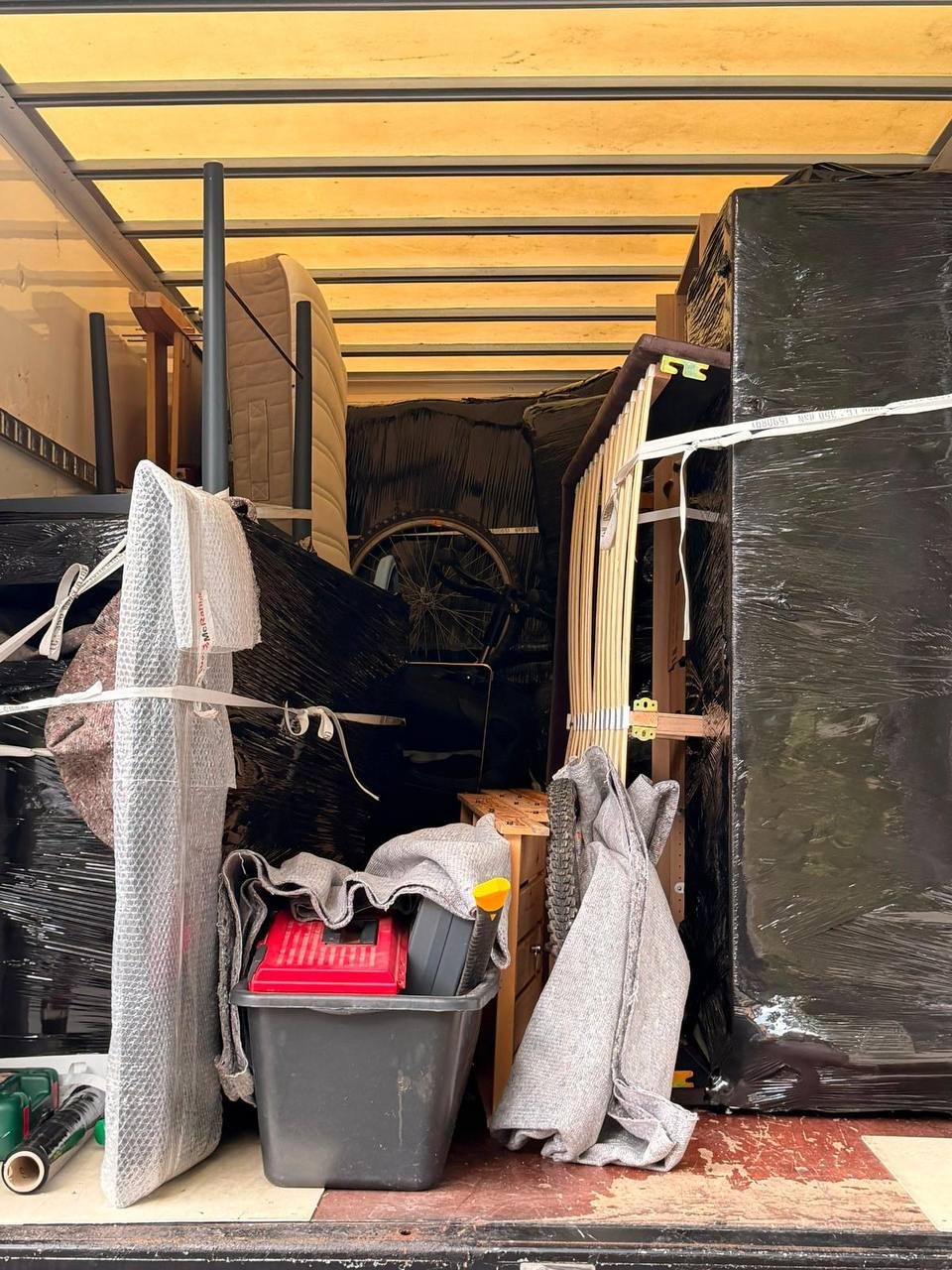 Geschützte Möbel und Umzugsgut sind sicher im Transporter verstaut