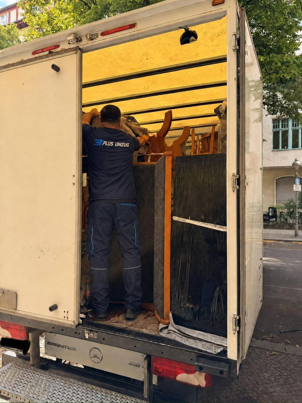 Umzugshelfer von 3 Plus Umzug verstaut Möbel sicher im Transporter